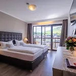 Weinhotel Mayer ホテル
